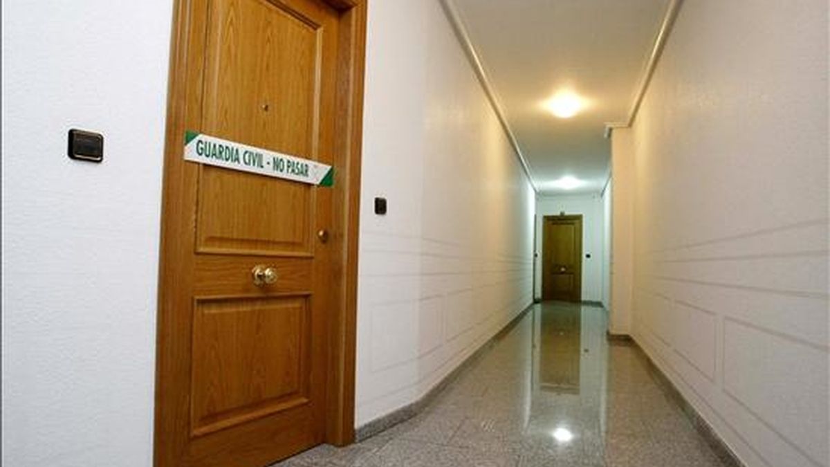 Imagen de la puerta de la vivienda donde ayer fue asesinada una joven de 23 años a manos de su ex pareja, también de 23 años, que tenía una orden de alejamiento en vigor. EFE