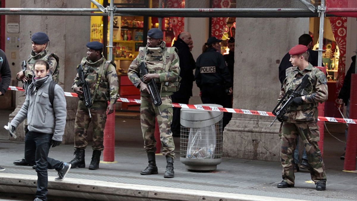 Atacan a los militares que custodiaban un centro judío en Niza, Francia