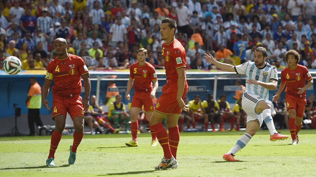 Higuaín lanzó otra al larguero