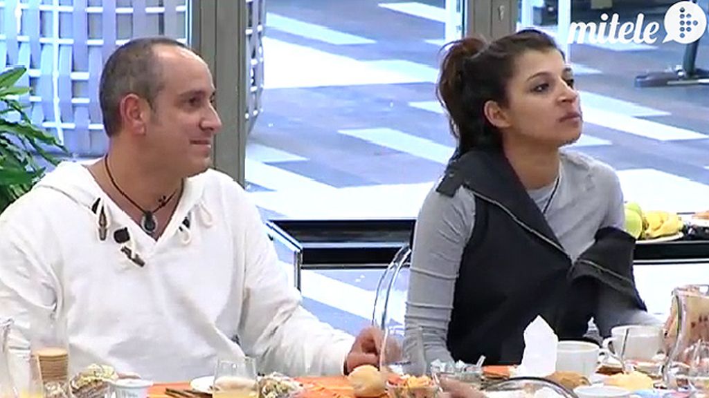 Ylenia vierte el zumo por mirarse al espejo y Aguasantas pide un médico