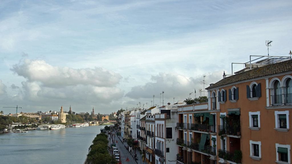 Raimundo Amador se pasea por las calles de Triana, su vista favorita