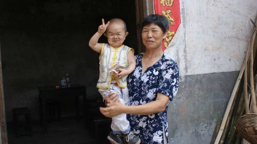 Un hombre de 76 centímetro puja por el trono del más pequeño del mundo