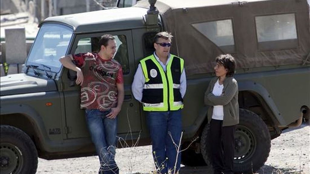 La madre de la joven desaparecida Sara Morales, Nieves Hernández, dialoga con dos agentes del Cuerpo Nacional de Policía, mientras a unos metros se remueve la tierra de un solar próximo al Centro Comercial, en el que fue vista por última vez, en busca de posibles restos de la chica. EFE/Archivo La madre de la joven desaparecida Sara Morales, Nieves Hernández, dialoga con dos agentes del Cuerpo Nacional de Policía, mientras a unos metros se remueve la tierra de un solar próximo al Centro Comercial, en el que fue vista por última vez, en busca de posibles restos de la chica. EFE/Archivo