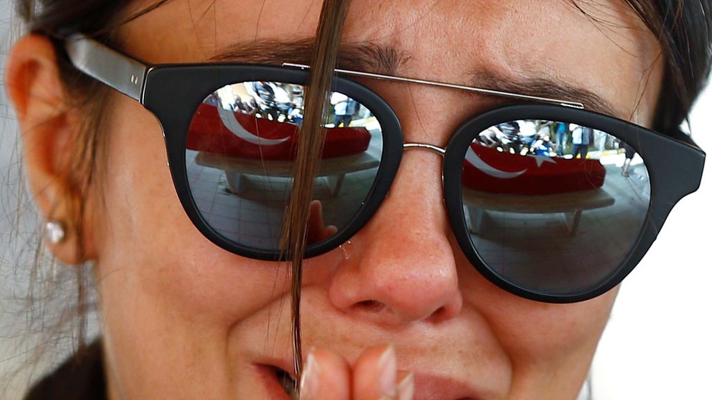 Dolor de los familiares y amigos de las víctimas del atentado de Estambul