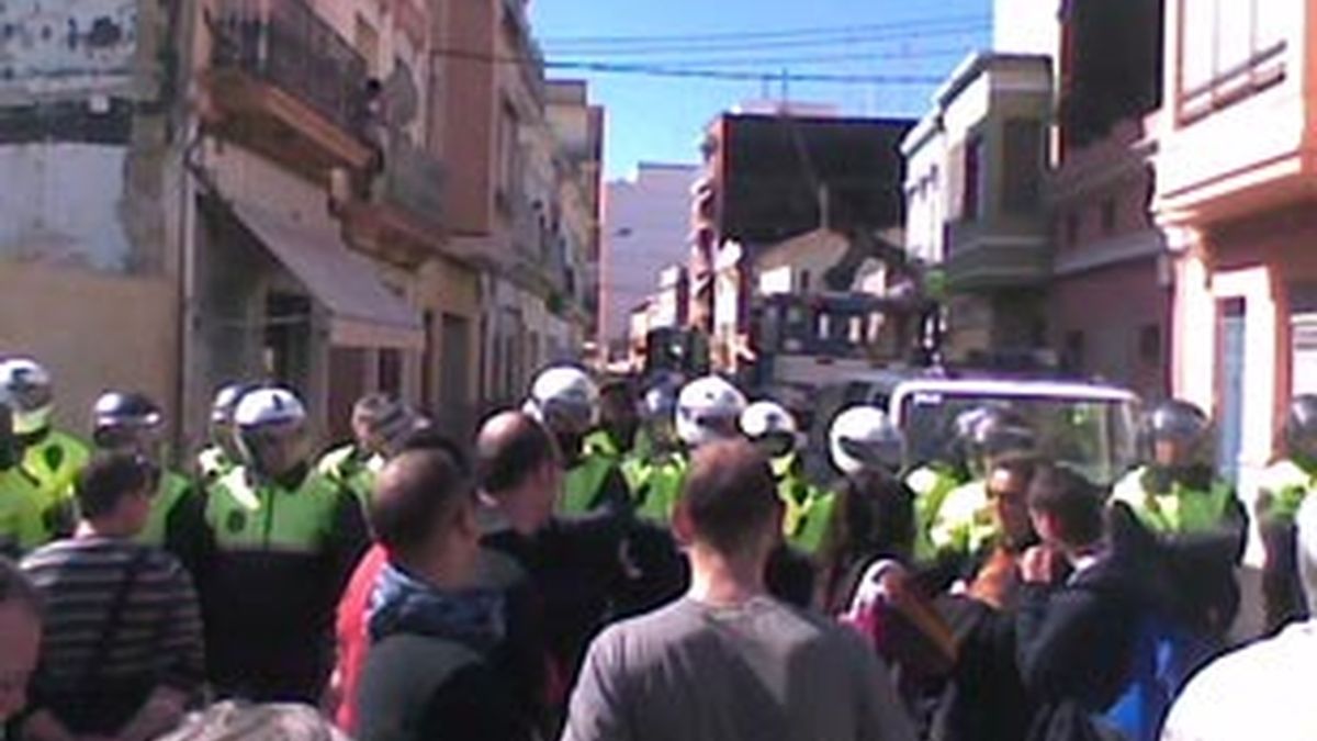 Enfrentamientos entre la policía y los vecinos en el Cabanyal. Video: Informativos Telecinco