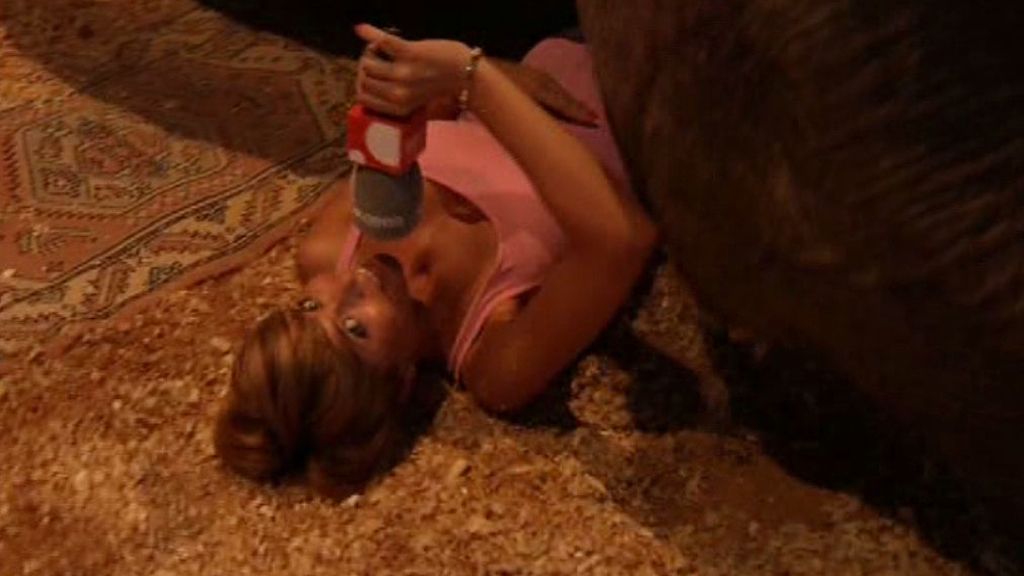 Marina se tumba bajo un elefante