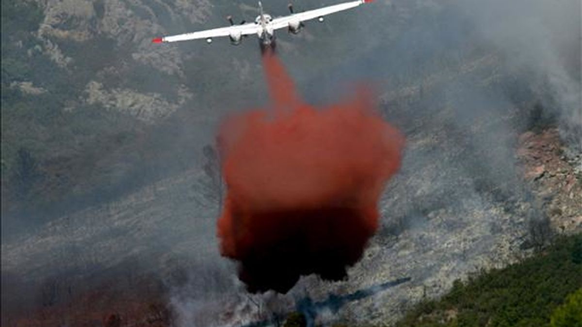 Un avión participa en las labores de extinción de un incendio forestal en Francia. EFE/Archivo