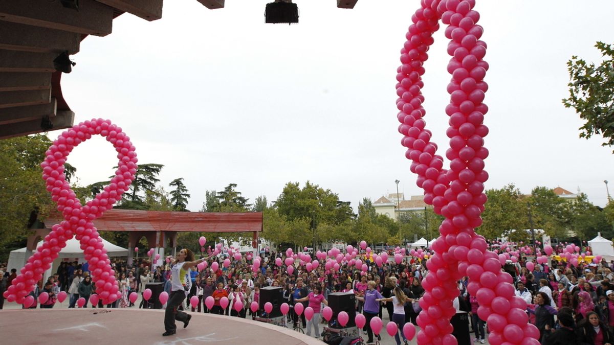 Lazos rosas contra el cáncer de mama en Madrid