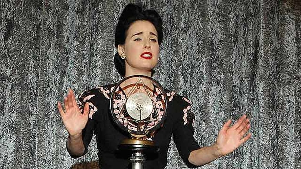 La famosa artista encarna a una espectacular maestra que visita el laboratorio del CSI