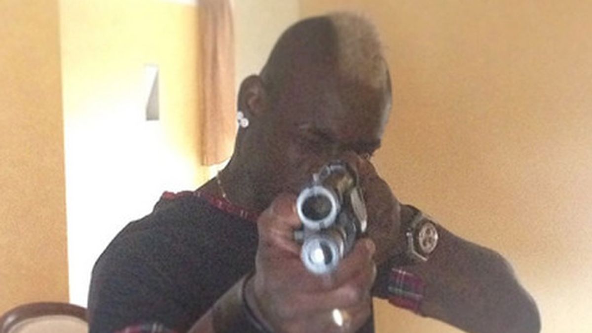 Balotelli lanza "un gran beso" a todos los que le "odian" con un arma de fuego