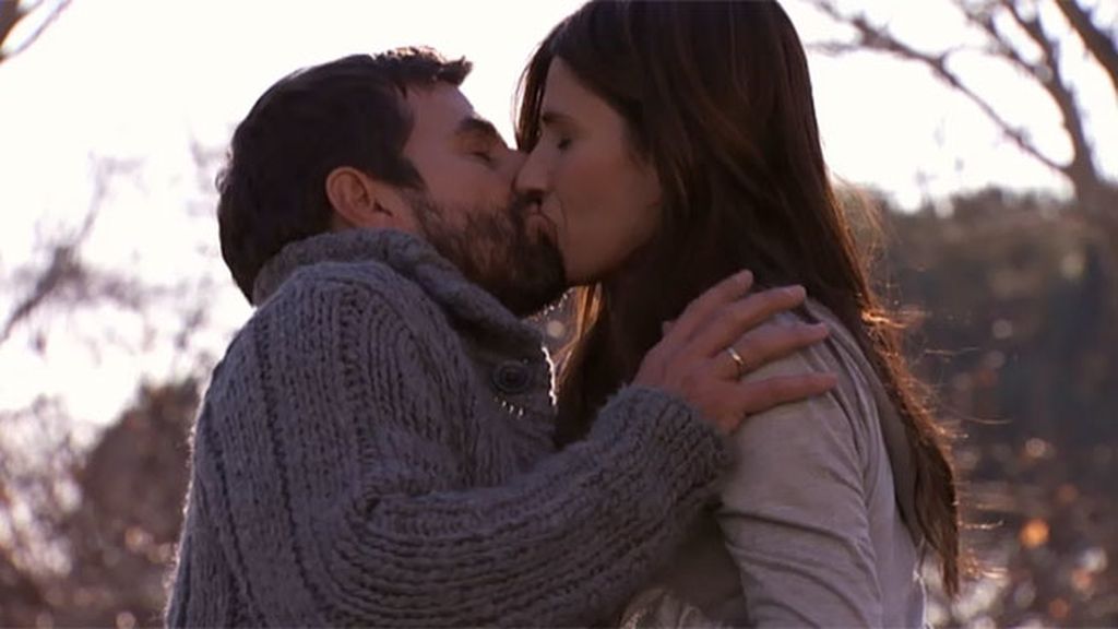 Teresa besa a Pablo