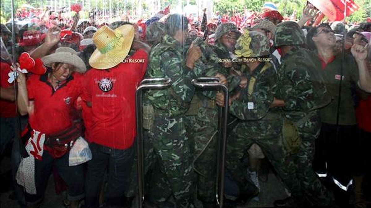 Manifestantes opuestos al Gobierno se han enfrentado al ejército mientras intentan irrumpir en una sede de la cumbre de la Asociación de Países del Sudeste Asiático (ASEAN), en Pattaya (Tailandia). Vídeo: ATLAS