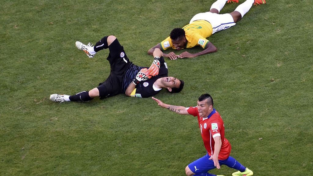 La prórroga fue una batalla, Medel protesta una falta a su portero Bravo