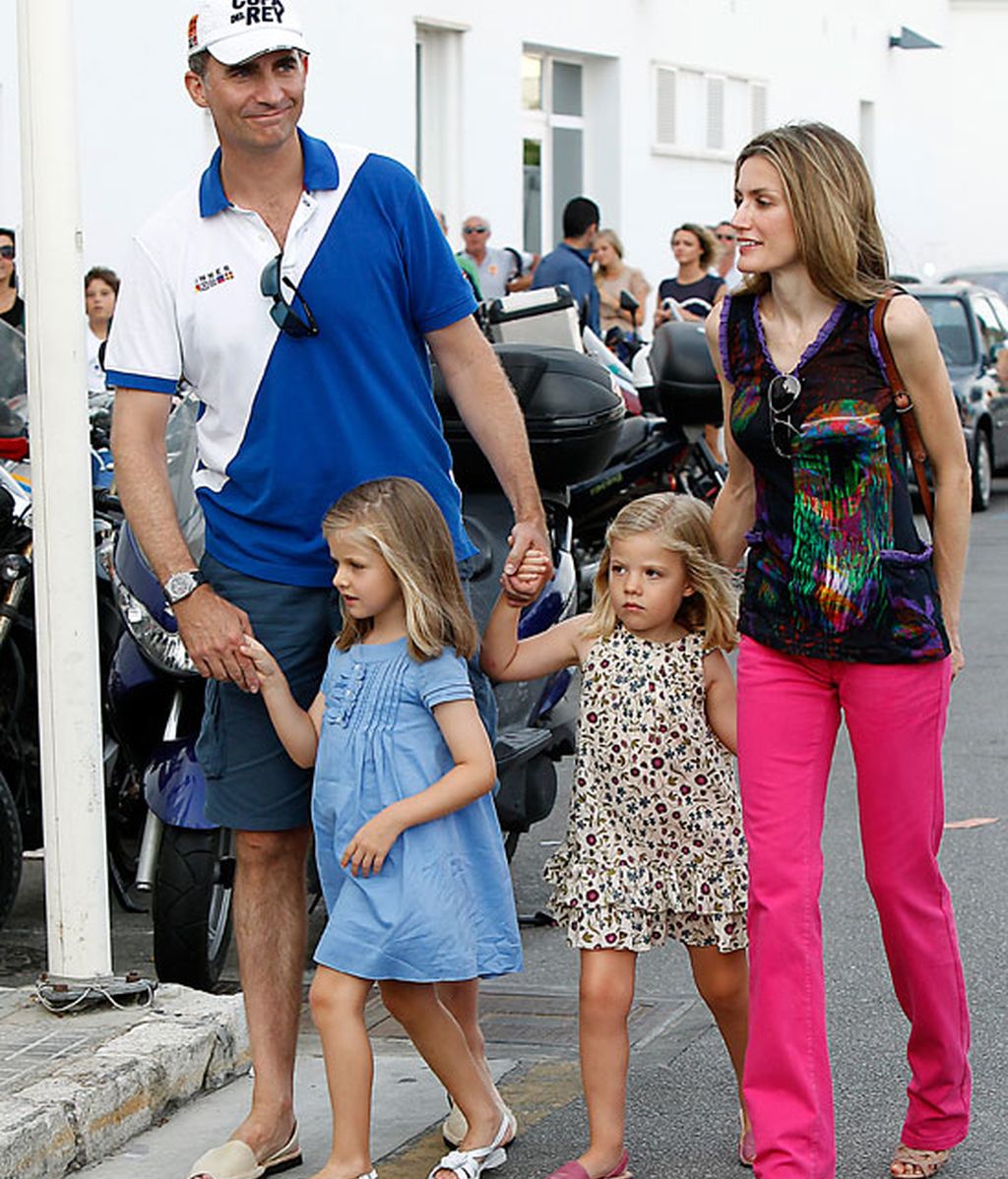 Letizia se atreve con el rosa fucsia para una noche rockera