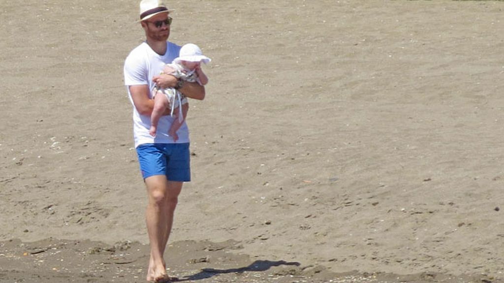 Xabi Alonso, padrazo a la orilla del mar