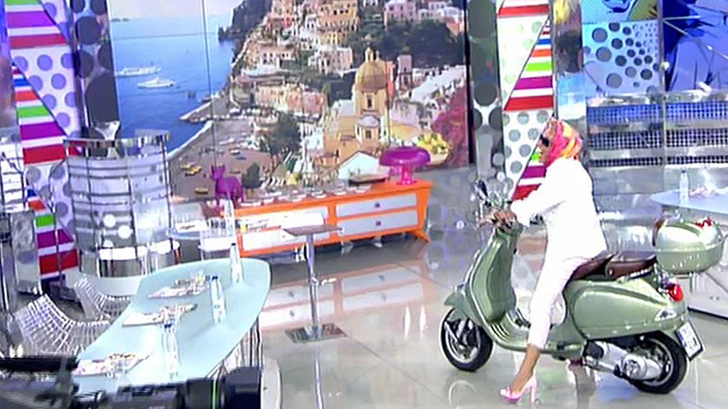 Cubierta con un pañuelo y sobre dos ruedas, la colaboradora vuelve de vacaciones