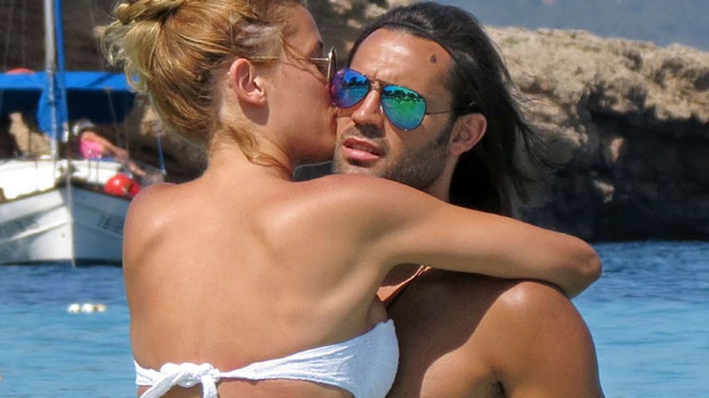 Mar, sol y abrazos: Elisabeth Reyes y Sergio Sánchez, a Ibiza de segunda luna de miel