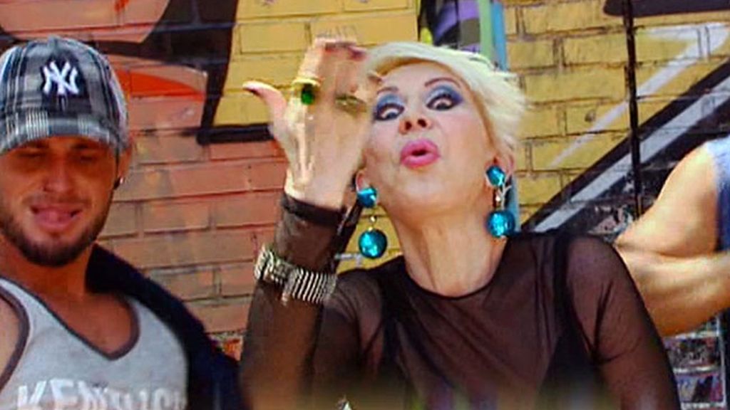 Karmele presenta su vídeoclip y también actúa en directo