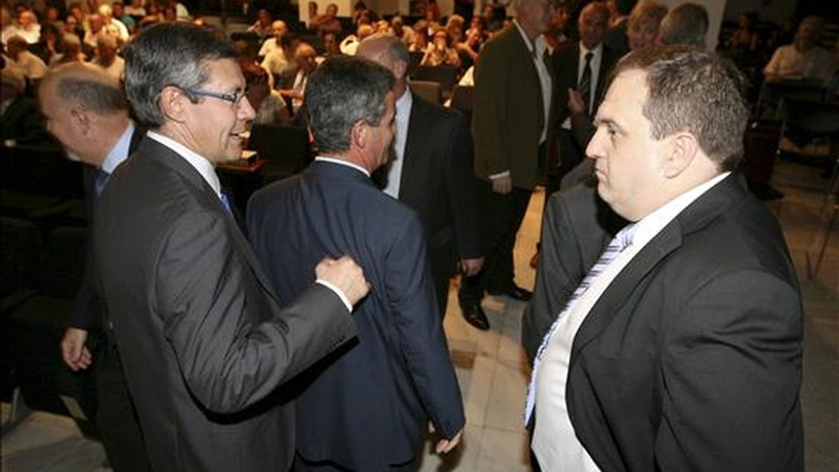 El presidente de Caja Extremadura, Víctor Manuel Bravo (i) a su llegada a la asamblea extraordinaria celebrada el pasado viernes en Cáceres por esta entidad bancaria para aprobar su integración con las cajas de ahorros del Mediterráneo, Asturias y Cantabria, mediante la figura del Sistema Institucional de Protección (SIP). EFE/Archivo El presidente de Caja Extremadura, Víctor Manuel Bravo (i) a su llegada a la asamblea extraordinaria celebrada el pasado viernes en Cáceres por esta entidad bancaria para aprobar su integración con las cajas de ahorros del Mediterráneo, Asturias y Cantabria, mediante la figura del Sistema Institucional de Protección (SIP). EFE/Archivo