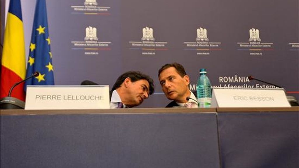 El ministro francés de Inmigración, Eric Besson (der) conversa con el secretario francés de Estado para Asuntos Europeos, Pierre Lellouche (i). EFE