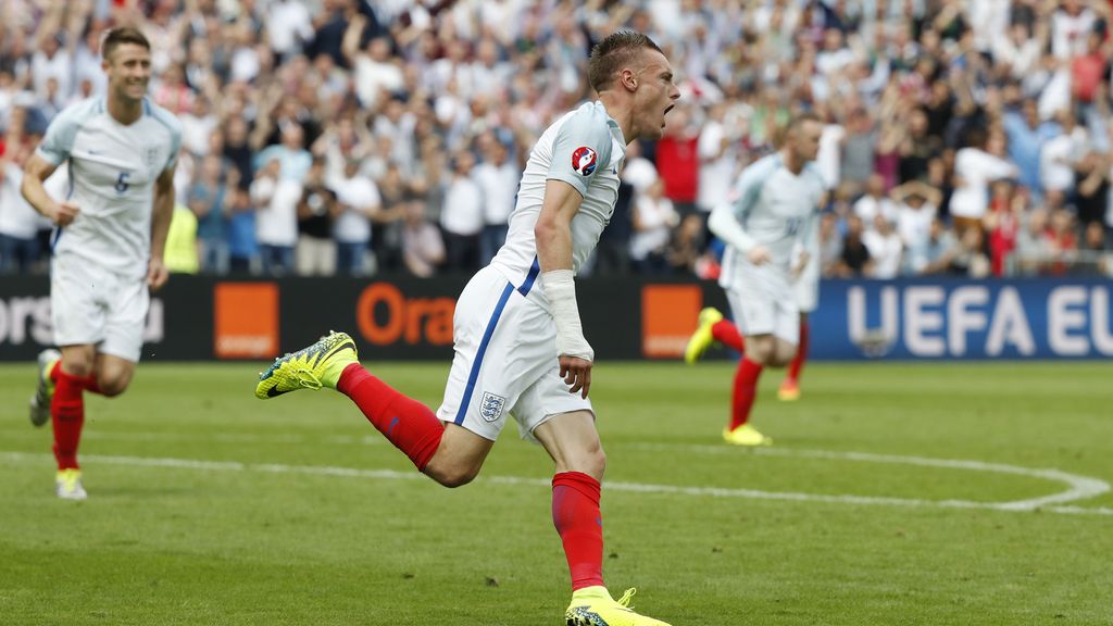 Vardy celebra su gol y da un golpe sobre la mesa en la selección inglesa (16/06/2016)