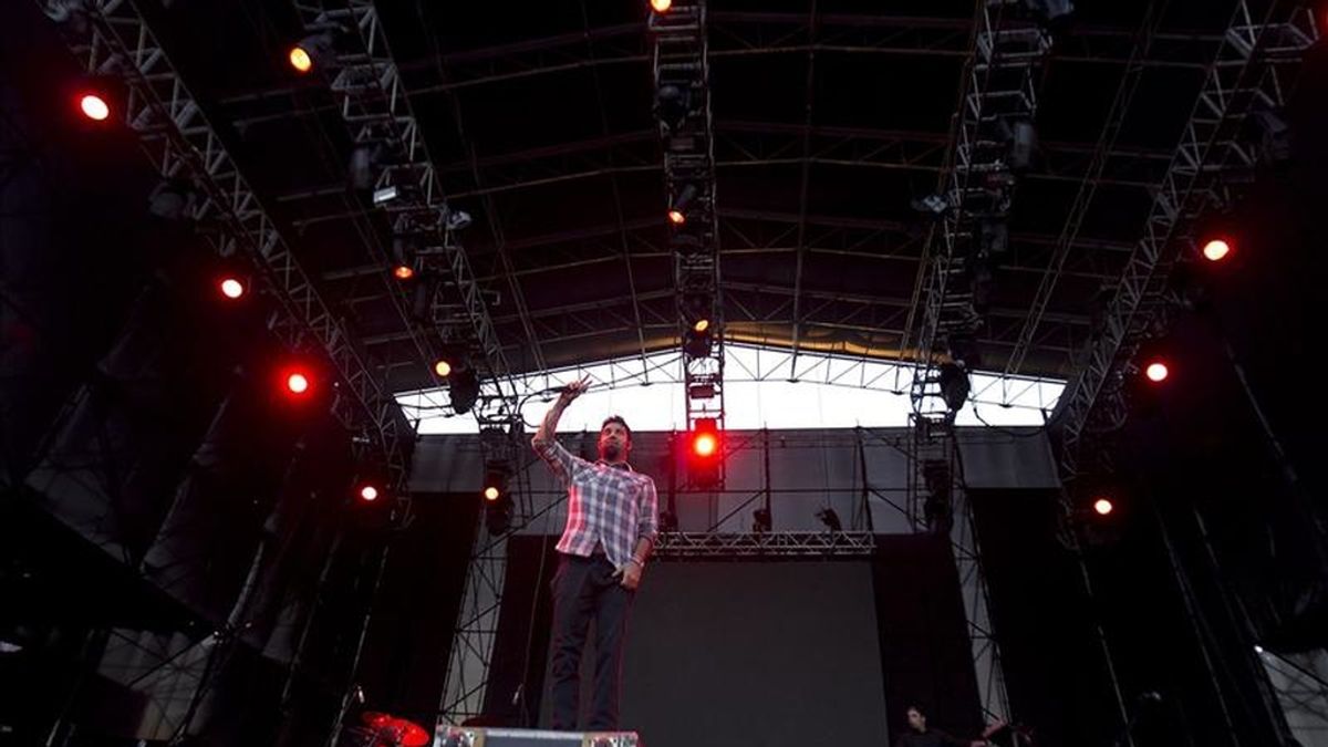 El grupo de metal estadounidense Deftones se presenta durante el festival de música alternantiva "Lollapalooza" en Santiago (Chile). EFE