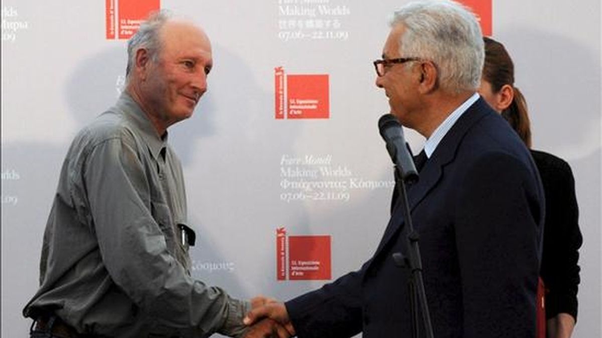 El artista estadounidense Bruce Nauman (izq.) estrecha la mano del presidente de la Bienal de Venecia, Paolo Baratta. EFE