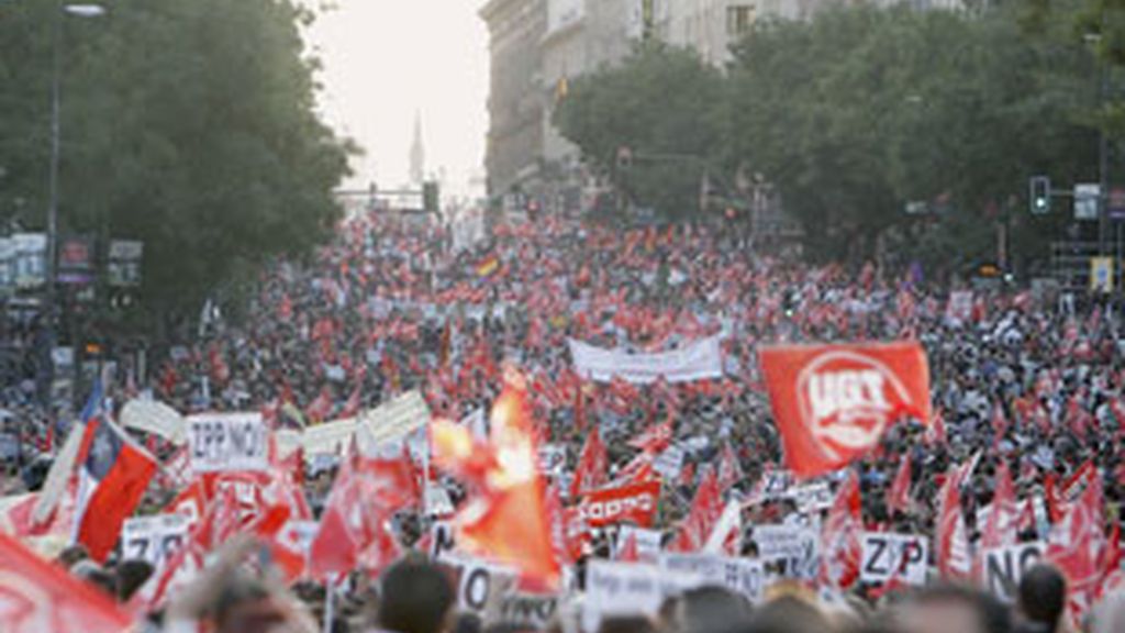Miles de personas durante la manifestación contra la reforma laboral en Madrid. Foto: EFE Miles de personas durante la manifestación contra la reforma laboral en Madrid. Foto: EFE