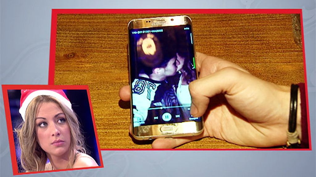 Julen le enseña a Margareth el video del delito
