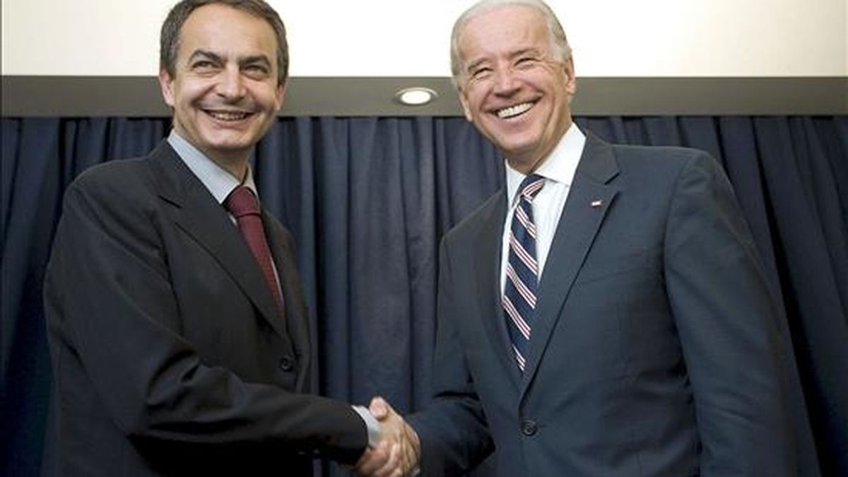 El presidente del Gobierno español, José Luis Rodríguez Zapatero, y el vicepresidente de los Estados Unidos, Joseph Biden (d), se estrechan la mano hoy en la ciudad chilena de Viña del Mar, donde han asistido a la VI Cumbre de Líderes Progresistas. EFE