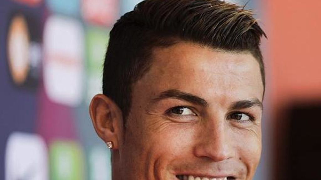 En el lateral, en el flequillo, doble raya...