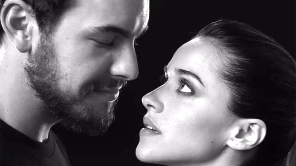 Así fue el besazo a lo Romeo y Julieta de Mario Casas y Macarena