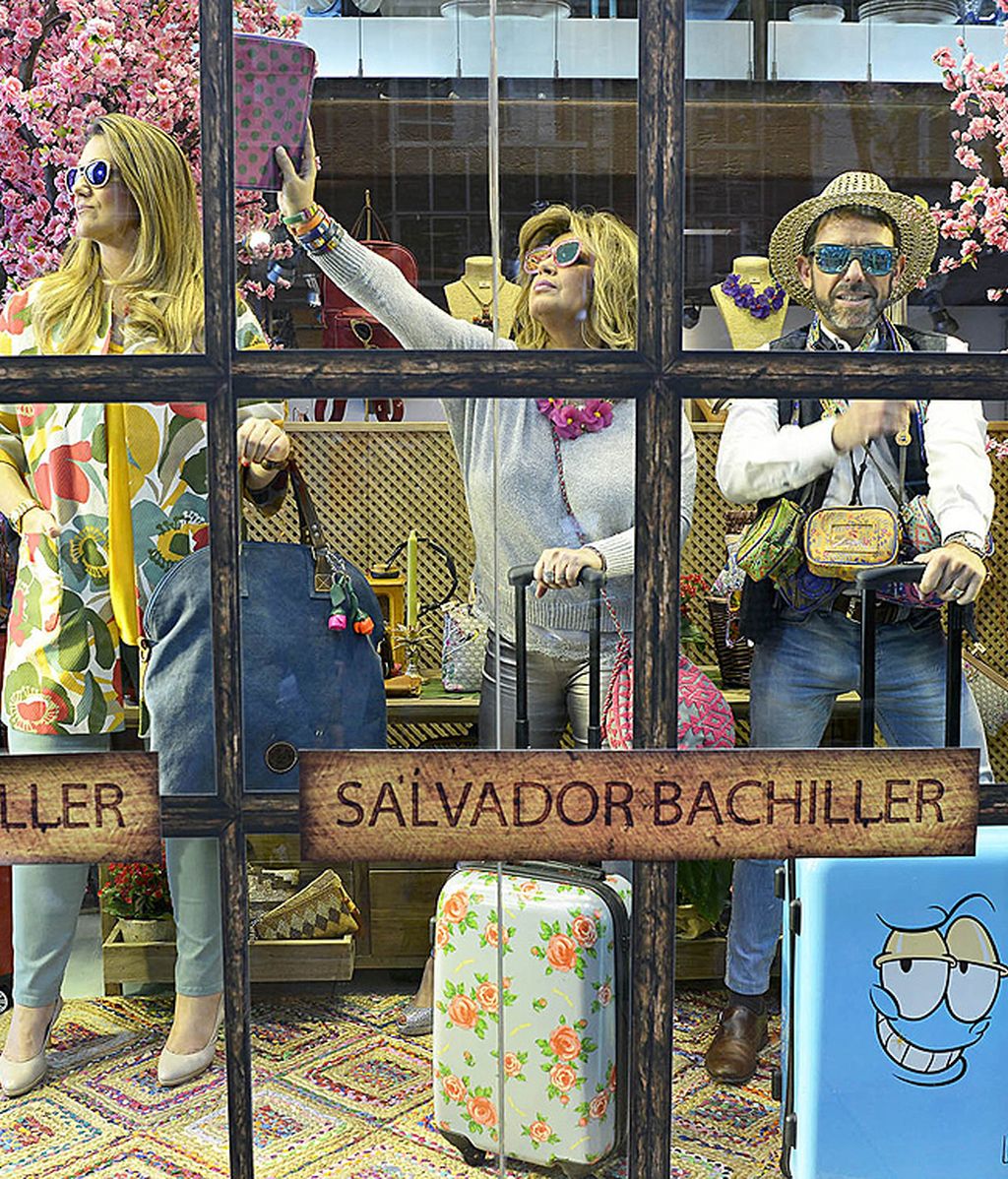 Los colaboradores posan en el escaparate de Salvador Bachiller