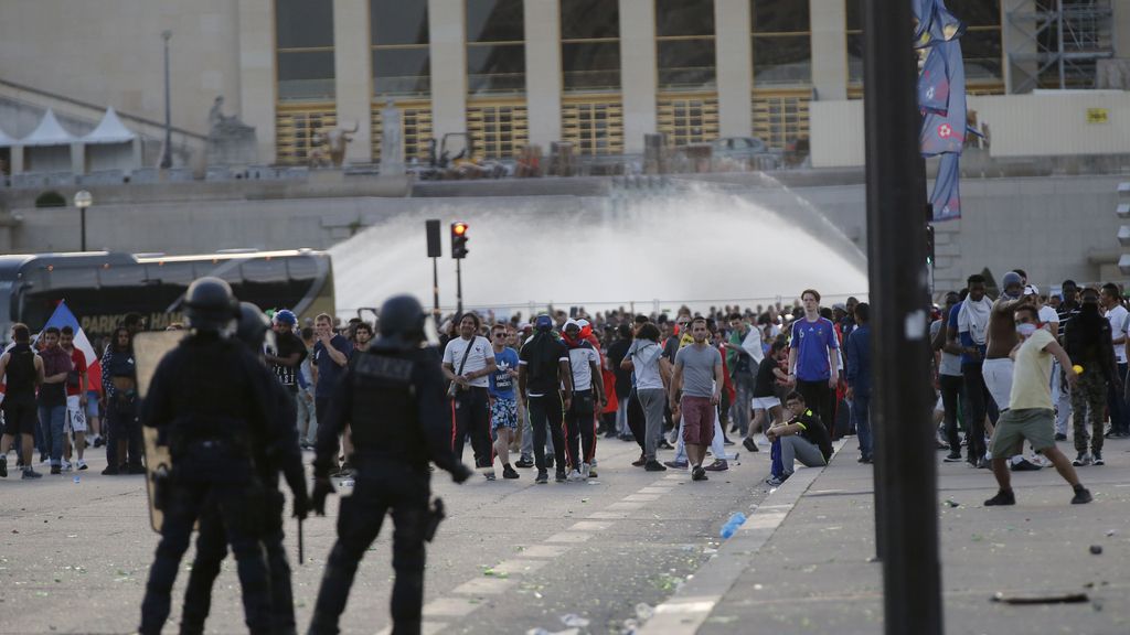 La policía usa gases lacrimógenos en los distubrios de la 'fan zone' de la Torre Eiffel