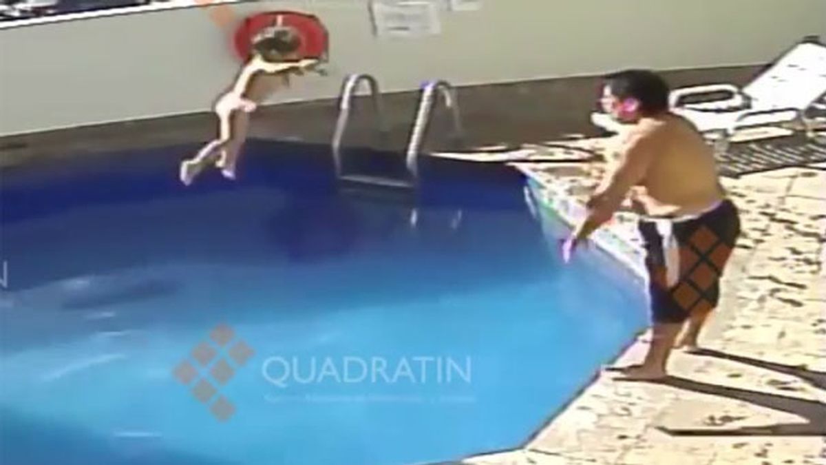 Ahoga a su hijastra en una piscina de un hotel de México