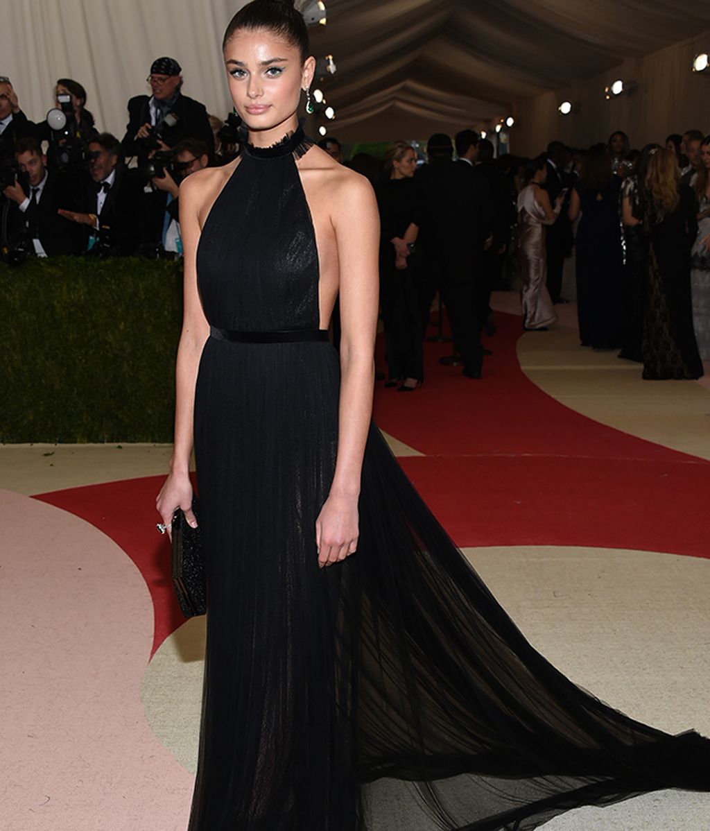 Taylor Hill con vestido de TopShop