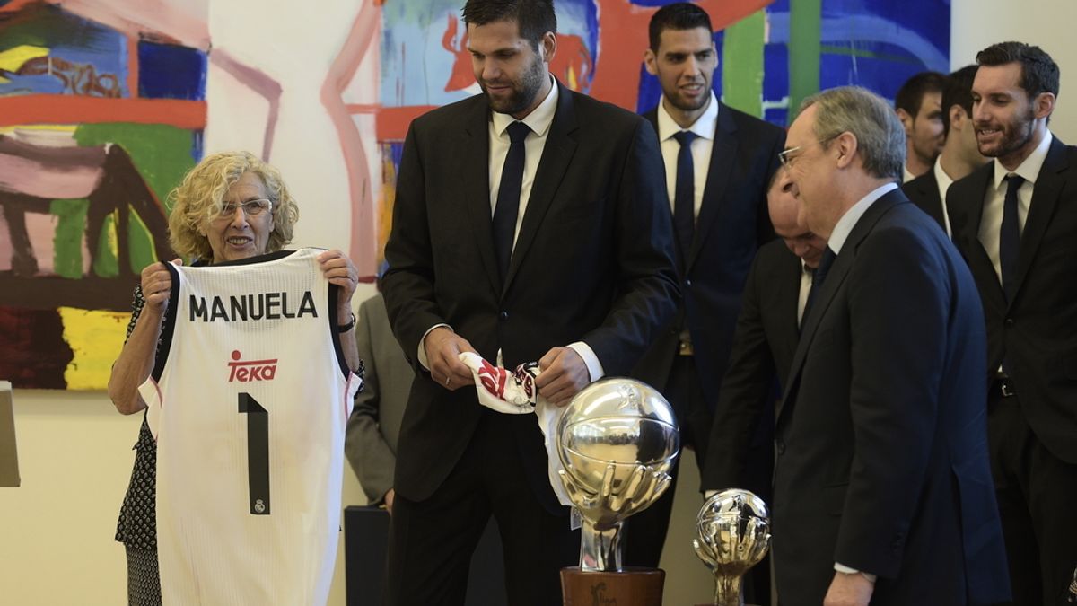 Manuela Carmena recibe al campeón de la Liga Endesa