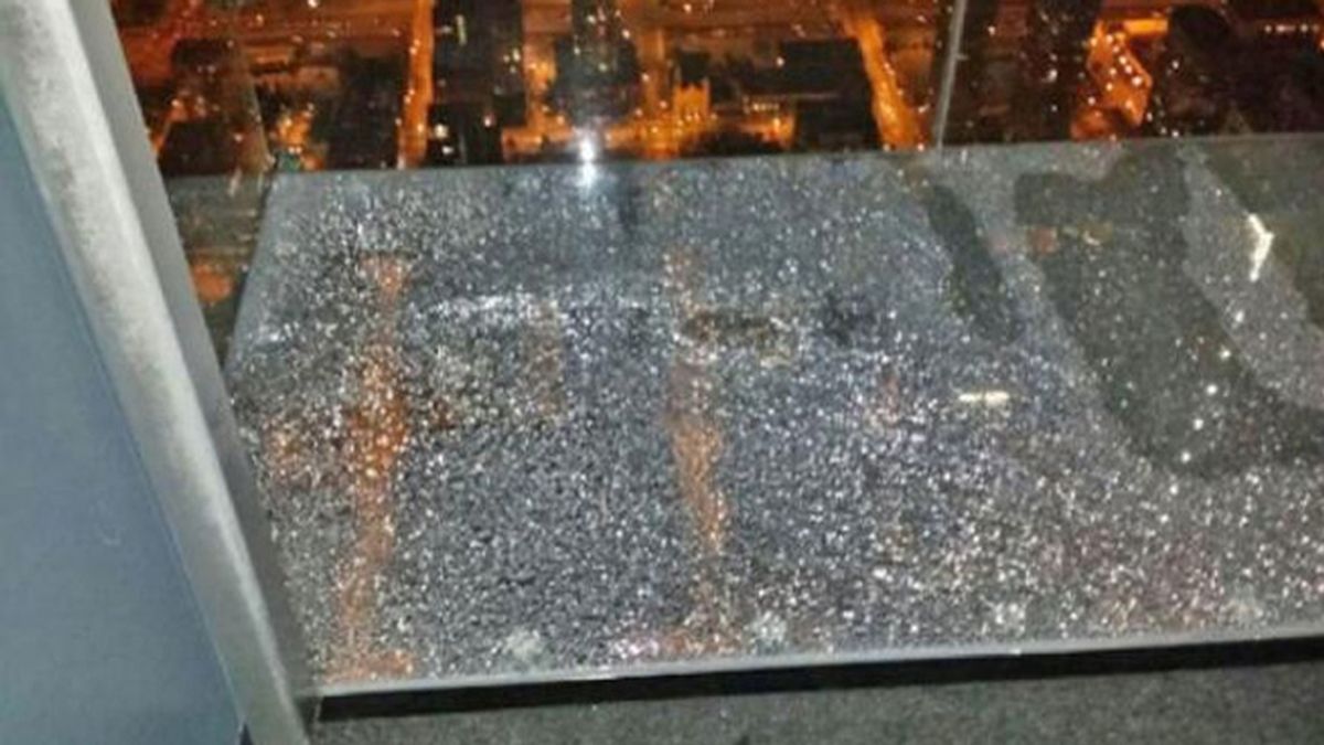 La repisa de cristal del Willis Tower de Chicago se quiebra bajo los pies de unos turistas
