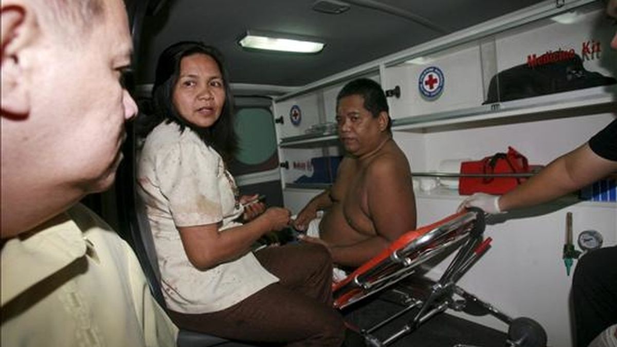 Heridos recibiendo atención médica en una ambulancia tras una explosión en el aeropuerto de Zamboanga, en la isla filipina de Mindanao, este jueves. EFE