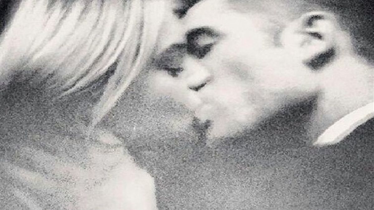 El apasionado beso de Robert Pattinson a una modelo