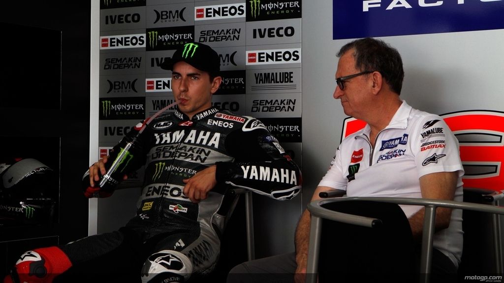 Jorge Lorenzo, en el box durante la primera sesión en la segunda tanda de test de Sepang