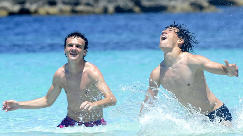 Bojan anhela volver a jugar con España... tomando el sol en buena compañía