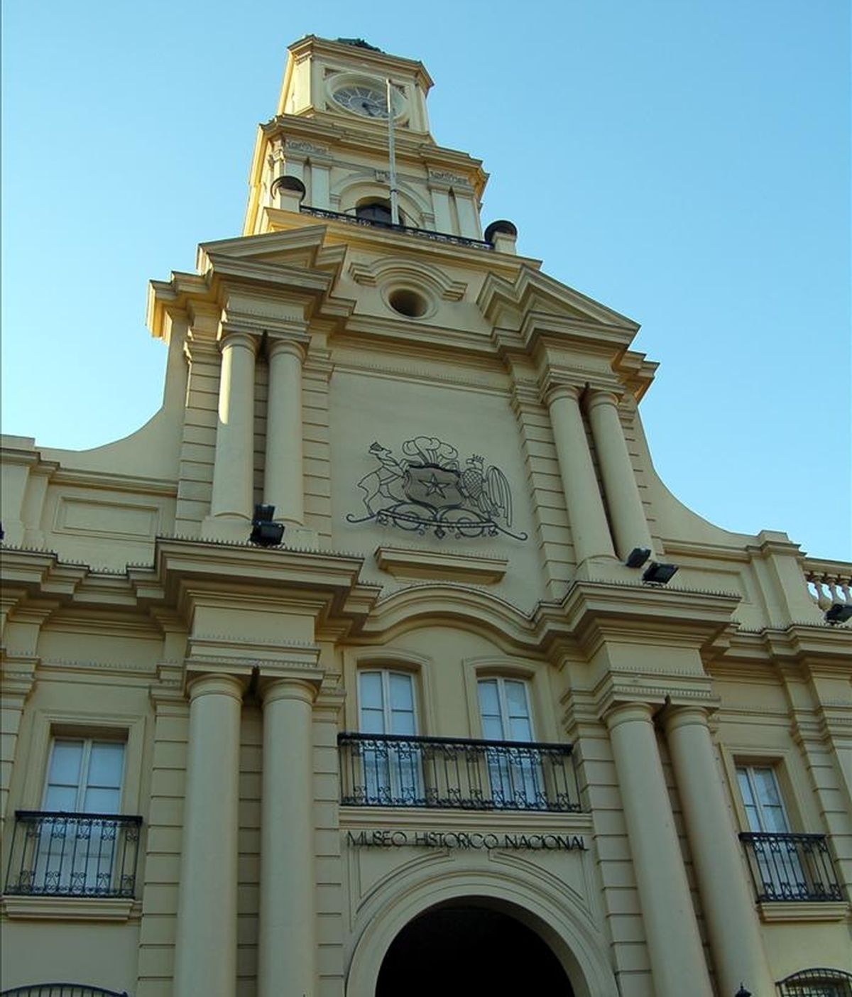 Los festejos se concentraron este sábado en la Plaza de Armas, en el corazón de Santiago, donde los museos Histórico Nacional (en la imagen) y Precolombino abrieron sus puertas de forma gratuita, mientras el Ballet Folclórico de Chile ofreció un espectáculo de baile. EFE/Archivo