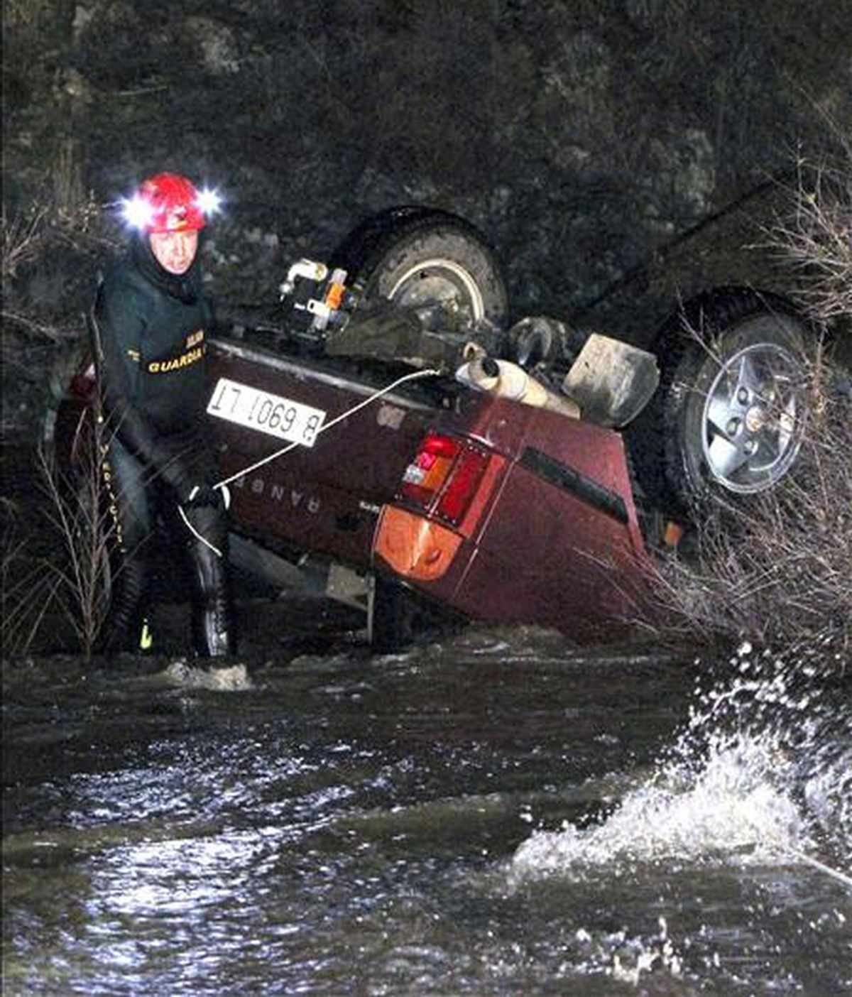 El vehículo en que viajaba el niño con su padre y su hermano fue arrollado por el agua en el río Alcudia. Vídeo: Informativos Telecinco.