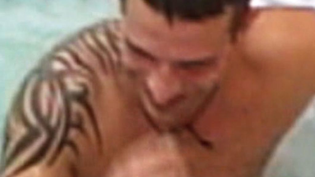 Arturo pellizca a Carol en el jacuzzi