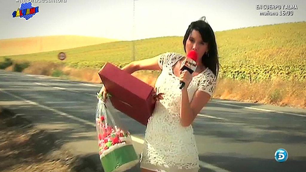 Un bolso con las fotos de Kiko Rivera y los colaboradores del programa