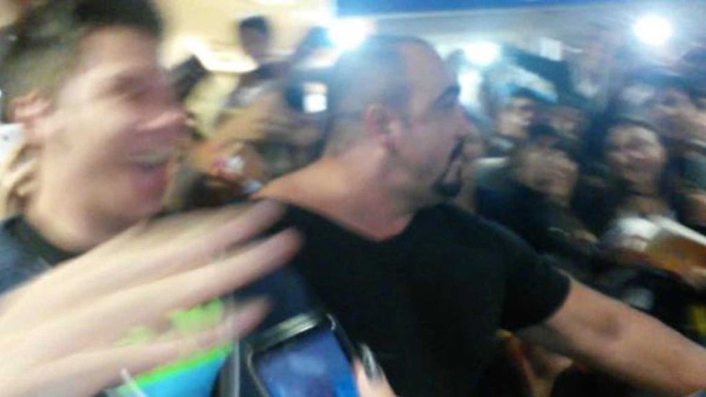 Sus fans le recibieron en el aeropuerto como a una auténtica estrella