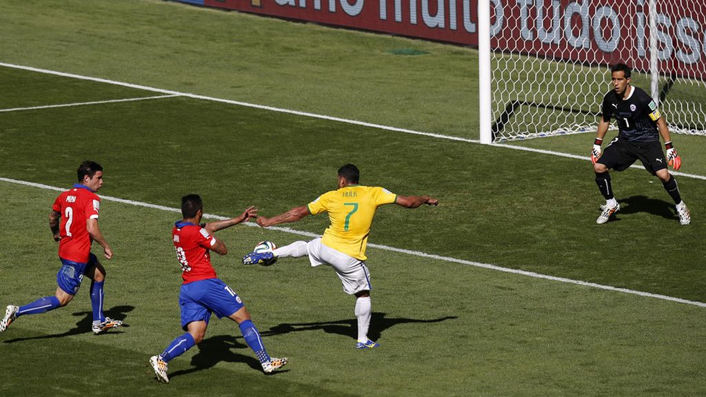 Hulk pudo marcar el gol de daba la victoria a Brasil en los 90 reglamentarios