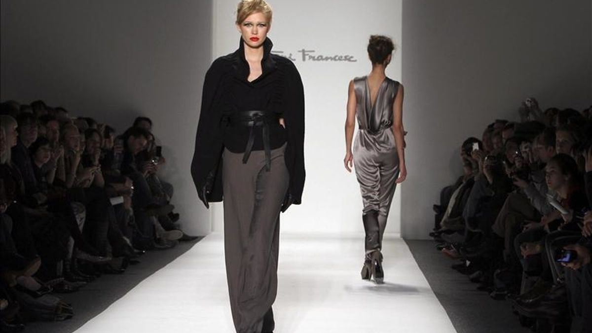 Una modelo luce prendas de la colección otoño-Invierno 2011 del diseñador catalán Toni Francesc, dentro del marco de la Semana de la Moda que se desarrolla en Nueva York (EE.UU.). EFE