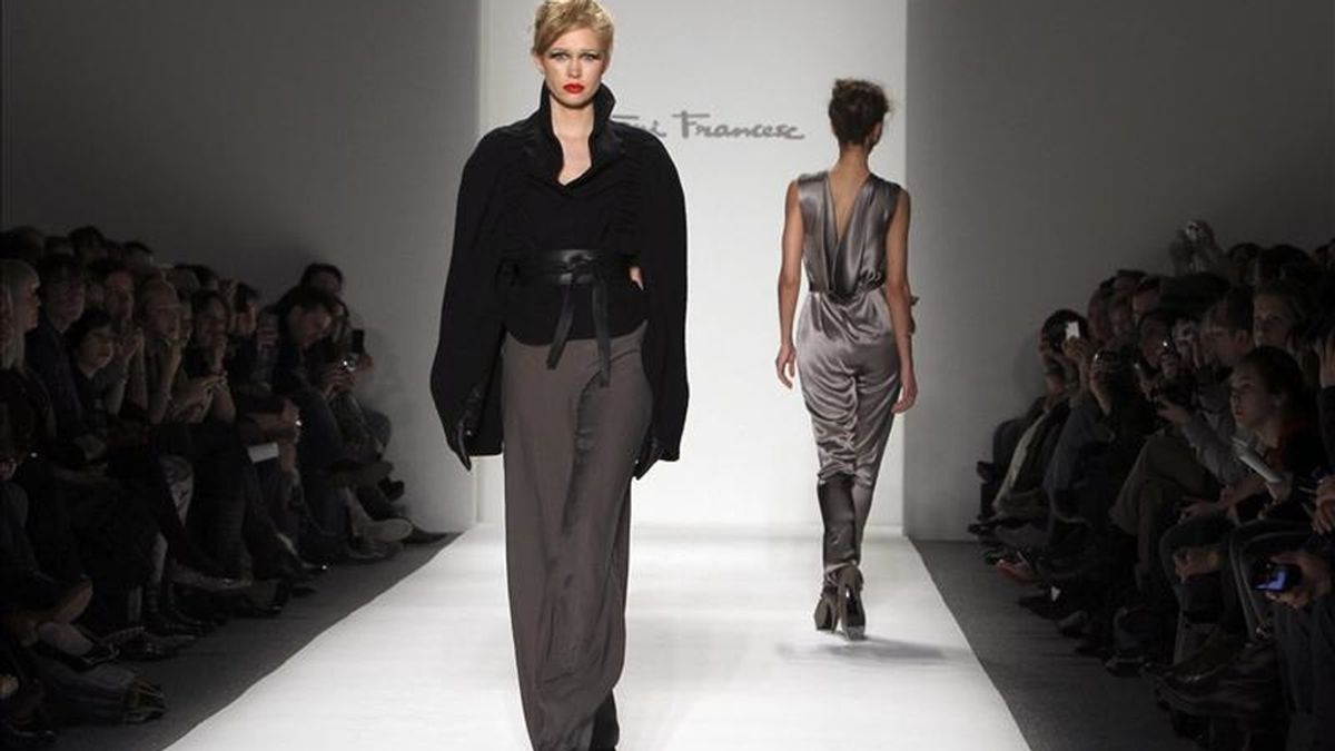 Una modelo luce prendas de la colección otoño-Invierno 2011 del diseñador catalán Toni Francesc, dentro del marco de la Semana de la Moda que se desarrolla en Nueva York (EE.UU.). EFE Una modelo luce prendas de la colección otoño-Invierno 2011 del diseñador catalán Toni Francesc, dentro del marco de la Semana de la Moda que se desarrolla en Nueva York (EE.UU.). EFE